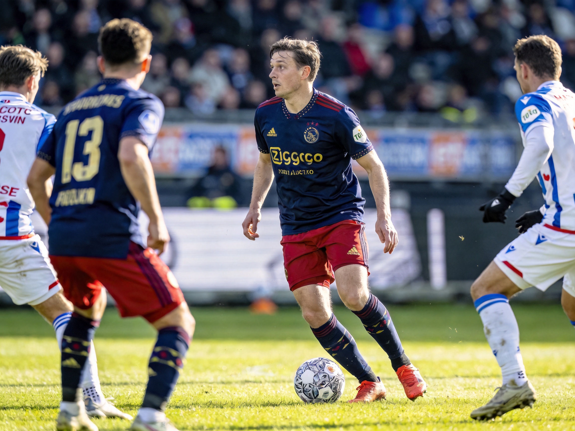 中场球员在比赛中控球组织进攻的精彩瞬间
